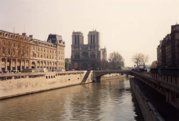 フランス パリのノートルダム大聖堂教会の1992年頃のヴィンテージビュー — ストック写真