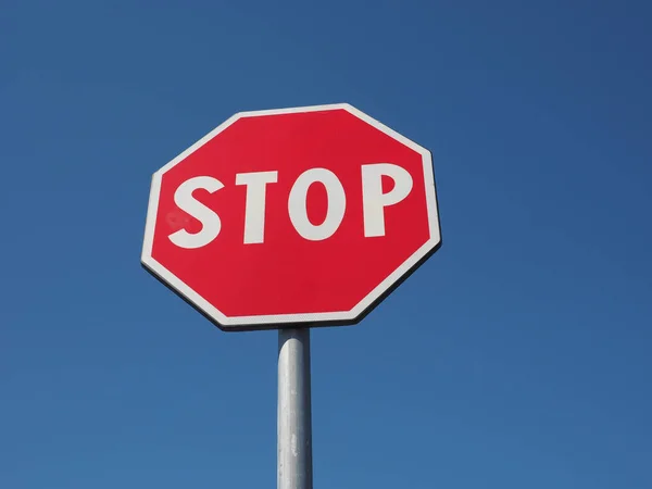 Uyarı Işaretleri Mavi Gökyüzü Üzerinde Trafik Işareti Durdurmak — Stok fotoğraf