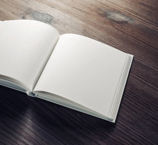 Cuaderno Abierto Blanco Sobre Fondo Madera Una Maqueta Diseño Sensible —  Fotos de Stock