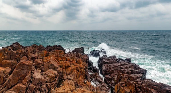 风景如画的海景全景 波在岩石上破浪而过 惊涛骇浪 索佐波尔老城区的海岸线 保加利亚黑海海岸 — 图库照片