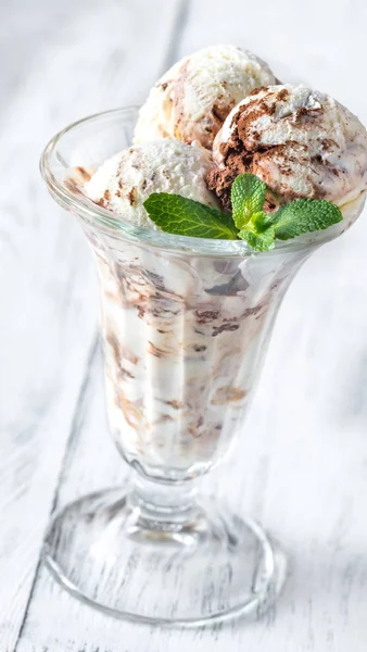 Vanille Schokoladeneis Eisbecher Glas — Stockfoto