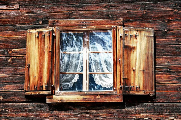 Finestre Con Tende Persiane Una Vecchia Casa Legno — Foto Stock