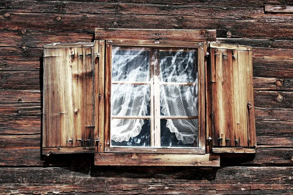 Окна Шторами Ставнями Старом Деревянном Доме — стоковое фото