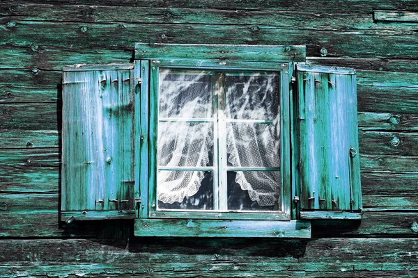 Ablakok Függönyökkel Redőnyökkel Egy Régi Zöld Kék Faházban — Stock Fotó