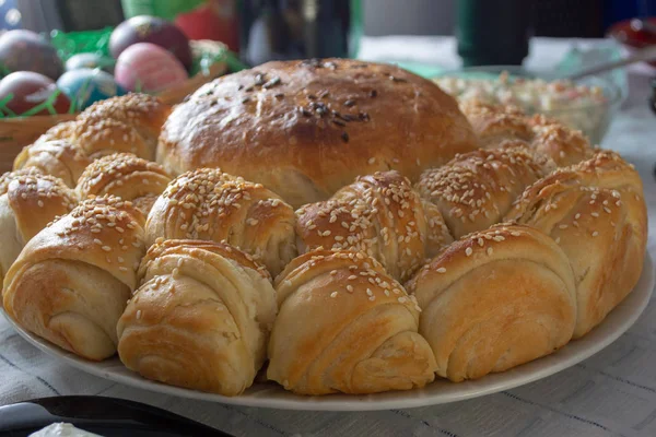 Mesa Llena Comida Día Fiesta Pascua Huevos Colores Brotes Pan — Foto de Stock