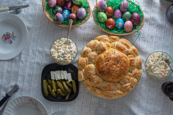 Стол Полный Еды Пасхальный Праздничный День Цветные Яйца Хлеб Стрелять — стоковое фото