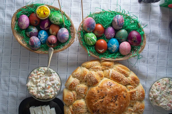 Mesa Llena Comida Día Fiesta Pascua Huevos Colores Brotes Pan — Foto de Stock