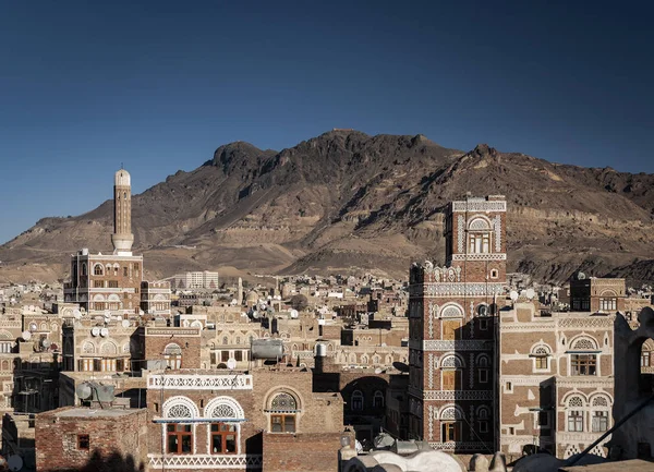 イエメンのダウンタウンサナア市旧市街の伝統的なアラビア建築のスカイラインの眺め — ストック写真