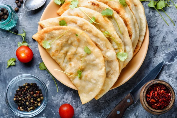 Cheburek Empanada Sin Levadura Rellena Carne Picada Pastelería Tradicional Tártara —  Fotos de Stock