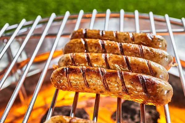 Vier Saftige Schweinswürste Grillen Auf Einem Grill Über Den Heißen — Stockfoto