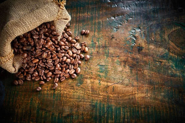 Mały Heski Worek Świeżych Palonych Ziaren Kawy Rozlewających Się Starą — Zdjęcie stockowe