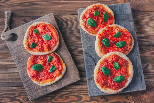 Mini Pizzas Margherita Com Queijo Vermelho Tábua Madeira — Fotografia de Stock