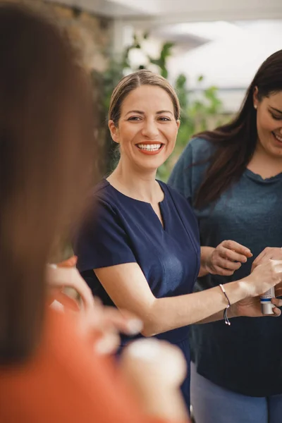 Vista Sobre Hombro Representante Ventas Productos Belleza Que Muestra Los —  Fotos de Stock