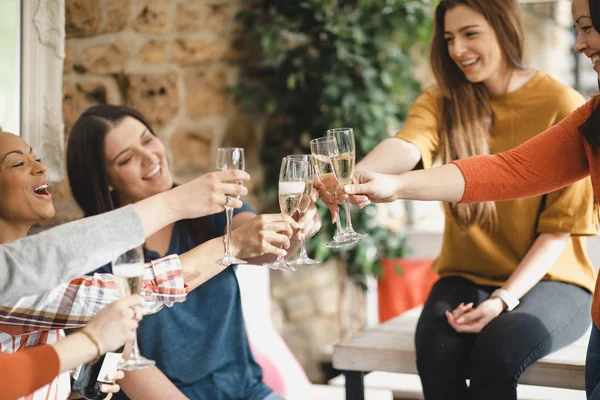Небольшая Группа Подруг Празднует Бокалом Шампанского Произносят Праздничный Тост — стоковое фото