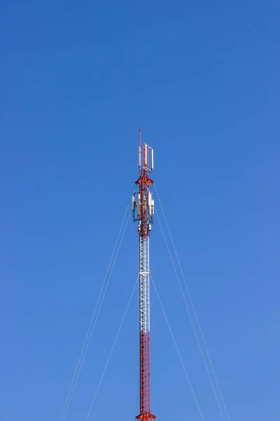 Rött Och Vitt Telekommunikationstorn Dag Klarblå Himmel Telefonstolpe — Stockfoto