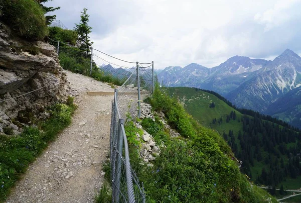 Chemin Dans Les Alpes Avec Mauvais Temps Dangereux — Photo