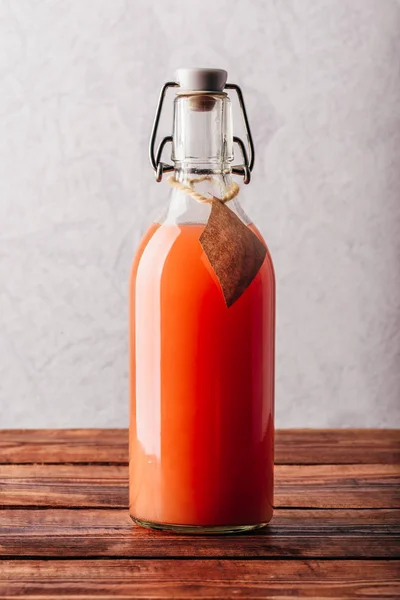 Бутылка Грейпфрутового Сока Деревянной Поверхности — стоковое фото