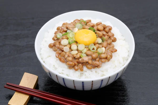 Японська Їжа Варений Білий Рис Натто Білому Тлі — стокове фото