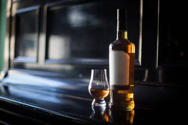 Närbild Glencairn Whisky Glas Och Flaska — Stockfoto