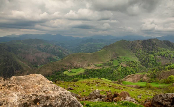 Pays Bask Yeşil Tepeler Manzara Pireneler Dağlarında Bir Fransız Kırsal — Stok fotoğraf