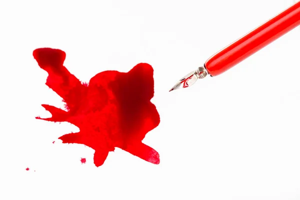 Bovenaanzicht Van Rode Nib Pen Rode Inkt Vlek Wit Papier — Stockfoto