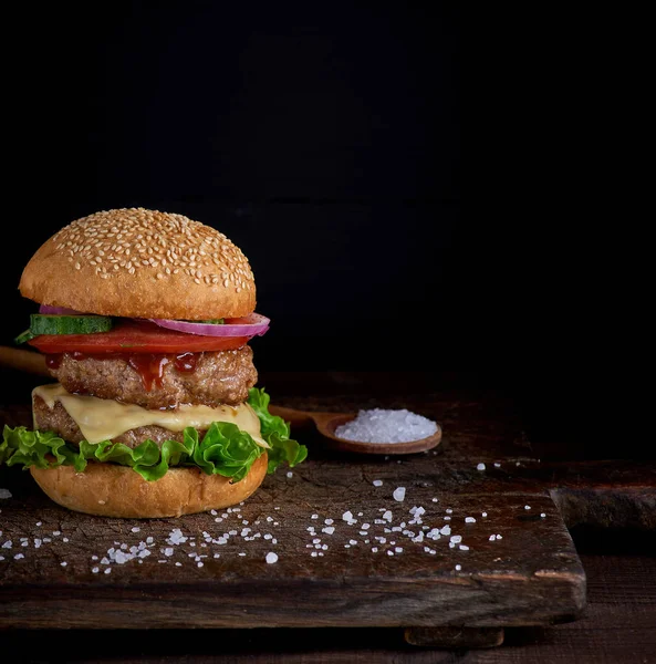 Cheeseburger Žemli Sezamovým Semínkem Střední Čerstvá Zelenina Maso Kotlety Černé — Stock fotografie