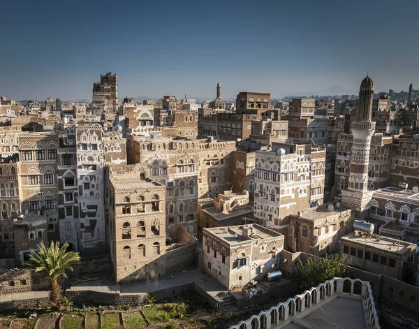 イエメンのダウンタウンサナア市旧市街の伝統的なアラビア建築のスカイラインの眺め — ストック写真