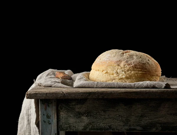 Assado Pão Trigo Branco Redondo Uma Toalha Têxtil Mesa Velha — Fotografia de Stock