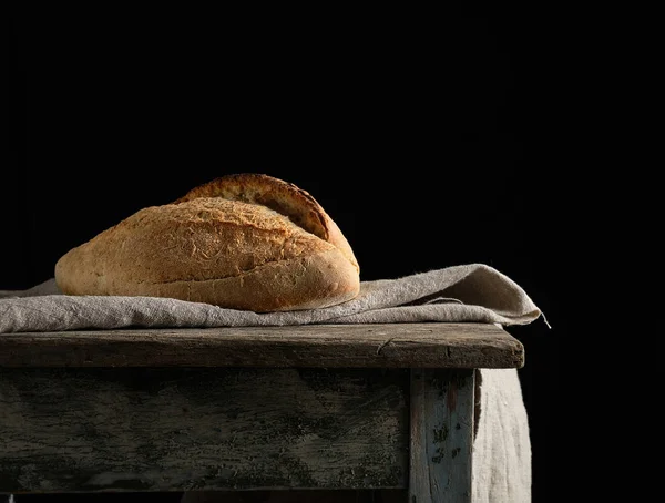Farinha Trigo Branco Cozido Pão Crocante Oval Uma Tábua Madeira — Fotografia de Stock