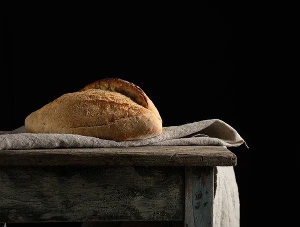 Gebackenes Weißes Weizenmehl Ovales Knäckebrot Auf Einem Holzbrett Schwarzer Hintergrund — Stockfoto