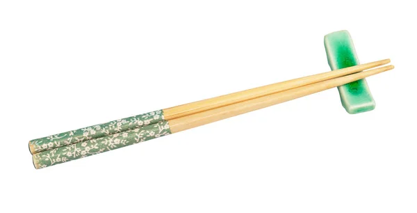 白い背景に隔離された箸置きに盛り付けられた木製の箸 — ストック写真