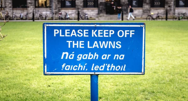 Блакитний Знак Будь Ласка Утримуйтеся Від Законів Англійською Ірландською Галявині — стокове фото
