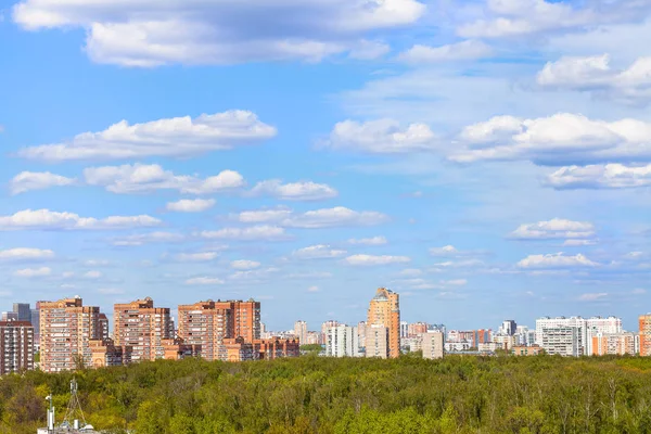 Блакитне Небо Білими Хмарами Над Міським Парком Житловим Районом Сонячний — стокове фото