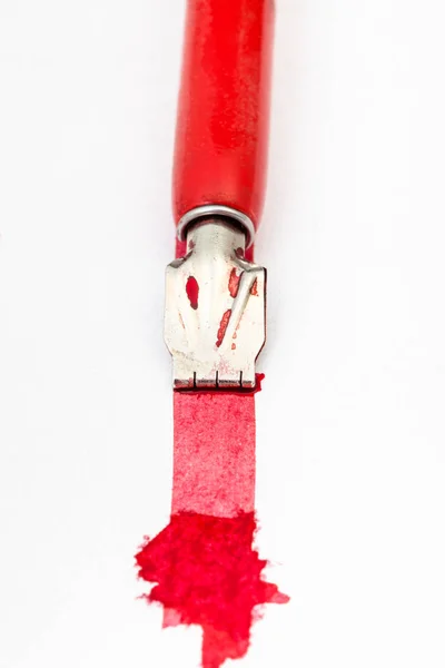 Pennino Rosso Disegna Linea Rossa Con Macchia Carta Bianca Vicino — Foto Stock
