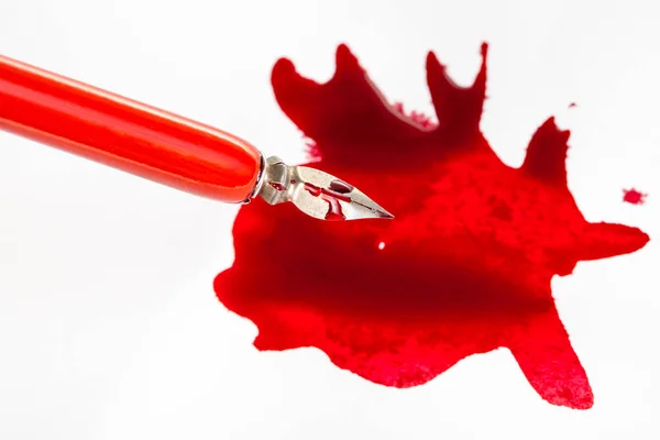 Bovenaanzicht Van Punt Rode Dip Pen Rode Inkt Vlek Wit — Stockfoto