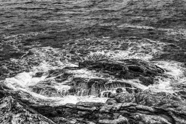 Хвилі Впали Кам Янисте Узбережжя Розпилювач Підштовхує — стокове фото