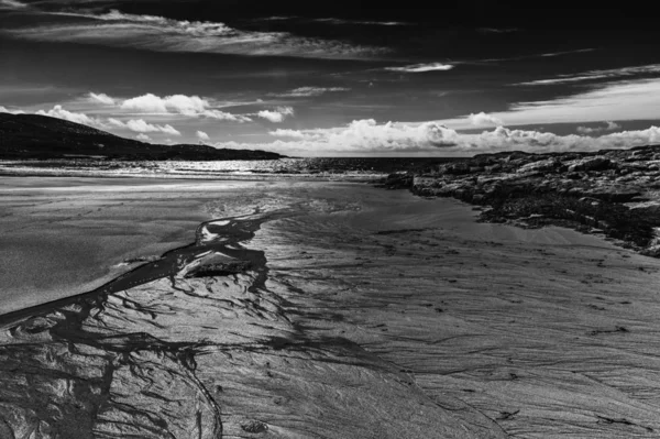Küçük Dereler Kumlu Kumsallar Alçak Dalgalarla Oluşmuş — Stok fotoğraf