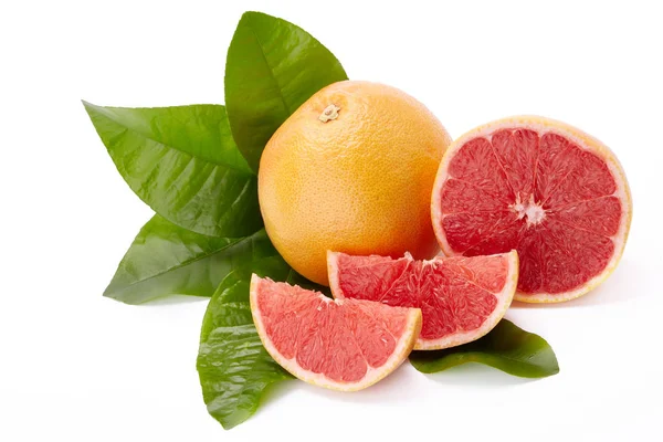 Frische Saftige Ganze Grapefruit Mit Grünen Blättern Und Appetitlichen Scheiben — Stockfoto