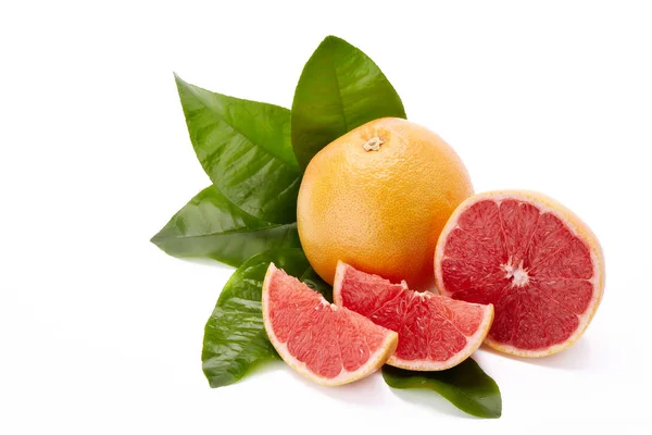 Frische Saftige Ganze Grapefruit Mit Grünen Blättern Und Appetitlichen Scheiben — Stockfoto