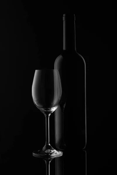 酒瓶和空酒杯的轮廓 背景为黑色 有倒影 带渐变和高光的线 — 图库照片