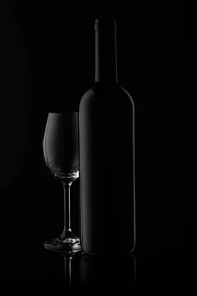 酒瓶和空酒杯的轮廓 背景为黑色 有倒影 带渐变和高光的线 — 图库照片