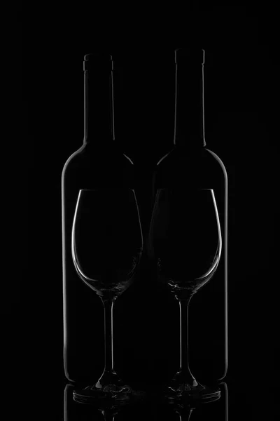 Silhouette Two Wine Bottles Two Empty Wineglasses Black Background Reflection — Stock Photo, Image