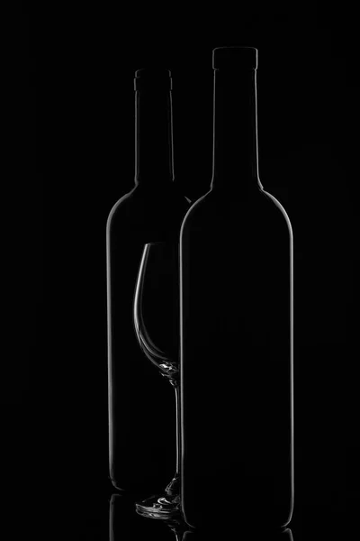 Silhouette Two Wine Bottles Empty Wineglass Black Background Reflection Contour — Stock Photo, Image