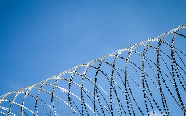 Yetkisiz Erişimi Önlemek Için Hapishanenin Çitlerine Dikenli Tel Takılmış — Stok fotoğraf