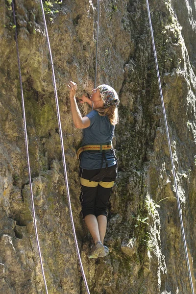 Sporty Mulher Idosa Escalada Livre — Fotografia de Stock