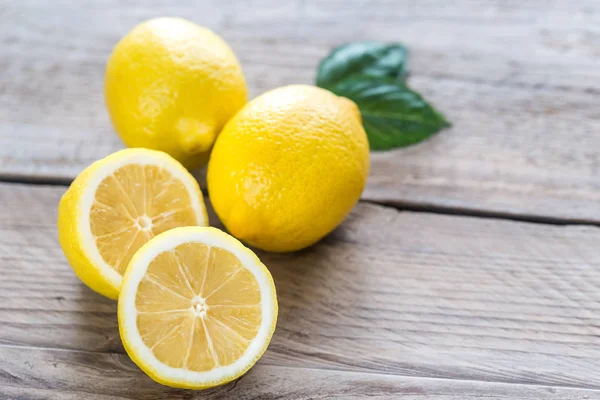 Свежие Лимоны Деревянном Фоне — стоковое фото