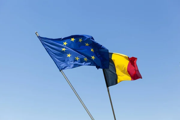 蓝天前悬挂比利时国旗的欧洲国旗 — 图库照片