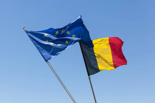 Evropská Vlajka Vlajkou Belgie Před Modrou Oblohou — Stock fotografie