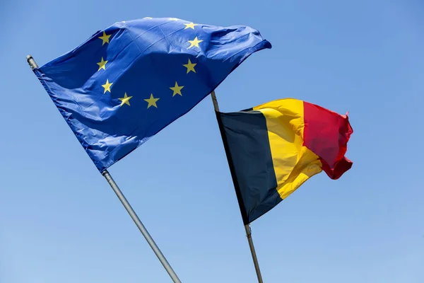 Ευρωπαϊκή Σημαία Βελγική Σημαία Μπροστά Από Τον Γαλάζιο Ουρανό — Φωτογραφία Αρχείου