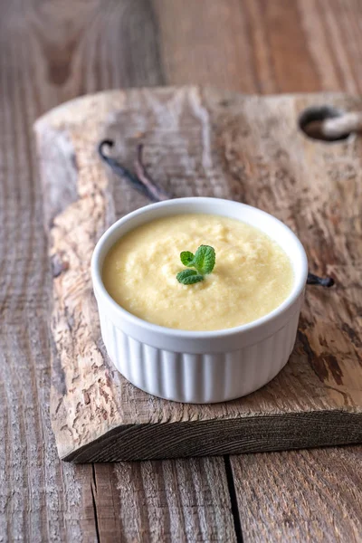 Custard Decorado Com Vagens Hortelã Baunilha — Fotografia de Stock